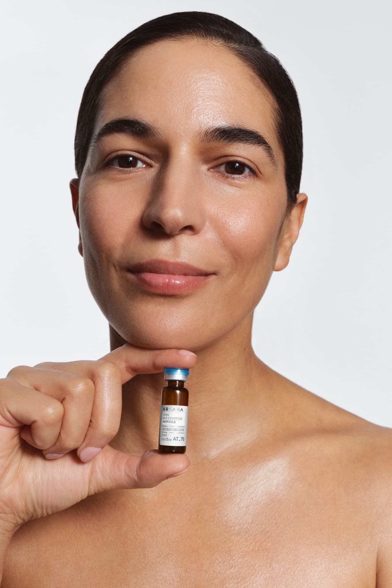 Modell mit ARKANA PDRN Multipeptide Ampoule